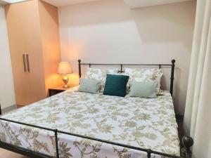 BGC Uptown Parksuites King Bed with Balcony Sunset and City View
