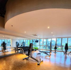 BGC Uptown Parksuites King Bed with Balcony Sunset and City View