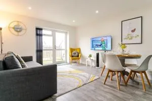 Bridge Court by Sterling Edge Apartments - Luxury Aparthotel - Stylish 1-bed Apartments - Balcony with Canal View or Private Garden - Free Parking - Smethwick