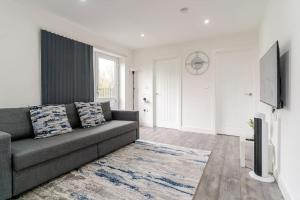 Bridge Court by Sterling Edge Apartments - Luxury Aparthotel - Stylish 1-bed Apartments - Balcony with Canal View or Private Garden - Free Parking