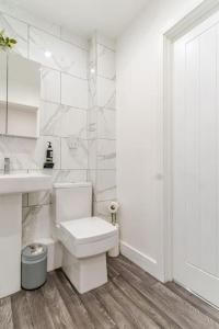 Bridge Court by Sterling Edge Apartments - Luxury Aparthotel - Stylish 1-bed Apartments - Balcony with Canal View or Private Garden - Free Parking