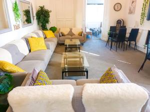 Riviera Retreat 10 bedrooms 10 bathrooms, Torquay near beach, 24 people