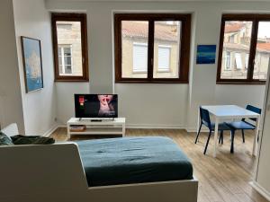 011 CHIC & COSY STUDIO 40m2 HYPERCENTRE WIFI SMART TV NETFLIX