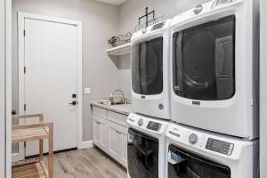 Luxurious, Modern Farmhouse in Wine Country