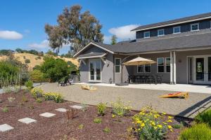 Luxurious, Modern Farmhouse in Wine Country
