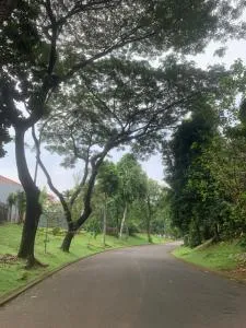 Green Suburban Residence - Tjitjentang