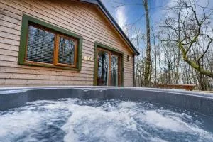 Padley; woodland lodge with hot tub for 2-4 in the Staffordshire Moorlands - Cauldon