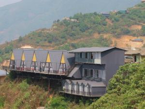 Mây House – Sống Lưng Khủng Long