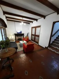 Casa amplia para 5 personas y cochera, a pasos del centro - Tolosa