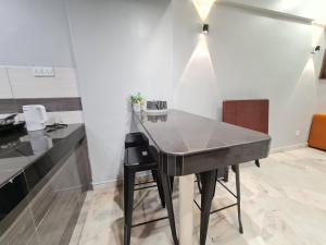 18pax GFloor 4R4B Dual-Key Doorstep To Beach, FREE BBQ Set, Wifi, 50" Smart TV