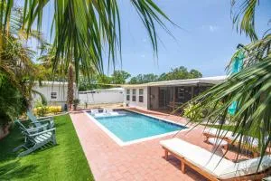 CasaHelena Poolside Paradise,Heated Pool,5min to Beach,IRB Clearwater,BBQ - Largo