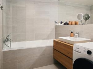 Beta Home - Free Garage, Air Condition, Garden, at Metro, 2nd parking on request