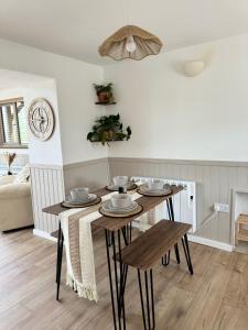 Kennel House with Hill Views