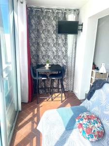 Studio Centre, 2ème ligne petite vue mer- Self Check In