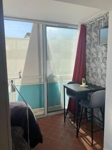 Studio Centre, 2ème ligne petite vue mer- Self Check In