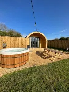 Lois' Pod with Hot Tub, Near Airport - 克利夫登