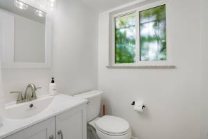 Large Home, 2 Living Rooms, Great for FamilyPets!