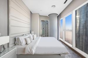 Dubai 2BR Flat, Marina Views, Pool Access, Parking, Walk to Mall