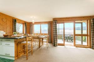 Holly Lodge sleeps 6-10 wheelchair access