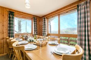 Holly Lodge sleeps 6-10 wheelchair access