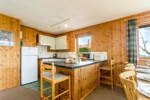 Holly Lodge sleeps 6-10 wheelchair access