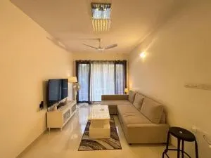 Elegant 2 BHK, Pool Front, Zennova Stays - Chicalim