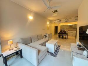 Elegant 2 BHK, Pool Front, Zennova Stays