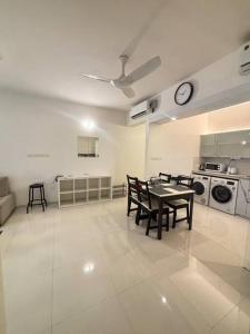 Elegant 2 BHK, Pool Front, Zennova Stays