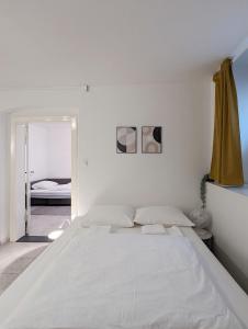 Tiergarten: Central, spacious, beautiful designed 2-BR Apt near park