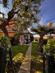 Villa I Giardini del Conero con ombrellone in spiaggia