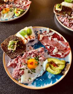 B&B / Chambres d'hotes La maison du sculpteur a Tiffauges proche Puy du F : photos des chambres