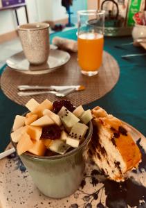 B&B / Chambres d'hotes La maison du sculpteur a Tiffauges proche Puy du F : photos des chambres