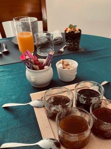 B&B / Chambres d'hotes La maison du sculpteur a Tiffauges proche Puy du F : photos des chambres