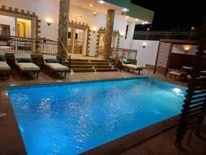 Twilight palace - Al Aqālitah