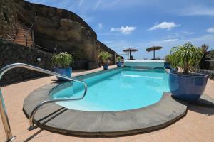 Castillo Lanzarote Villa Bentley - Luxury Villa -sleep in a volcanic cave