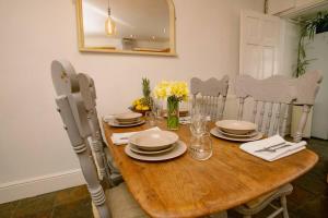 Cosy town house near The Castle - Pass the Keys