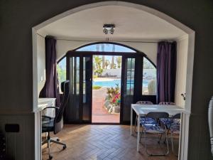 2-Bed Apt Sleeps 4 Steps out on to the Pool