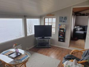 Idyllic lakeside cabin with private beach and boat