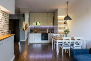 Rodzinny relaks z ogrodem i garażem - Варшава