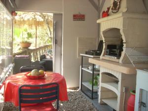 CHAMBRE INDEPENDANTE climatisée, cuisine dété, piscine