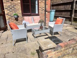 The Pondmore-Spacious Detached house in Ashford with free parking close to M20