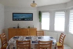 Maison 2 chambres, de centre ville, avec cour exposition sud, à 300 m du port - Quettehou