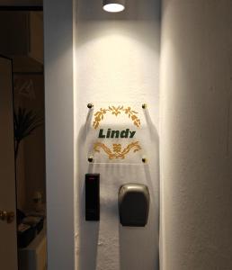 Lindy S