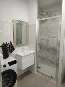 Modern Two Bedroom Apartment with Spacious Seaview Terrace and Free Parking