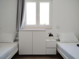 Modern Two Bedroom Apartment with Spacious Seaview Terrace and Free Parking