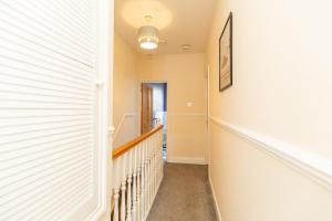 Newcombe - Sleeps Up to 8 - Close to Northampton Town Centre & Train Station - Fast Wifi, Free Parking, SmartTV with Netflix by Centro Stays