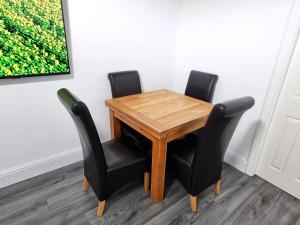 Spacious 3 Bedroom Family House for Long Term and Business Stays Near Manchester Oldham and Bury