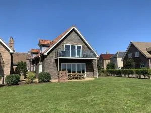 Bempton View at The Bay Filey, sleeps 10, and 2 dogs welcome for free too! - Speeton