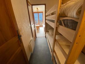 Appartement cosy près du centre avec balcon et parking, idéal pour les navettes - FR-1-693-93