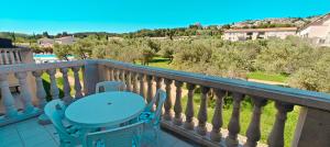 Appartements Lou Olivie, appartement climatise avec piscine aux pieds Alpilles : photos des chambres